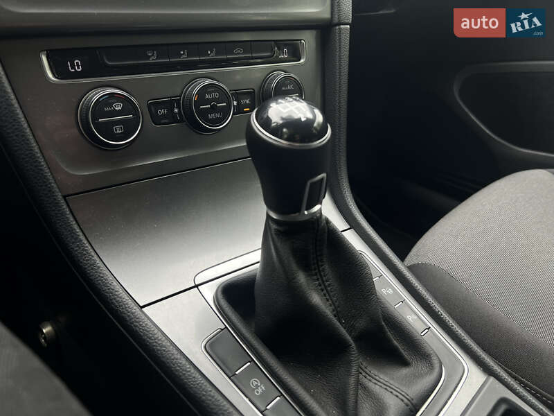Универсал Volkswagen Golf 2017 в Ровно