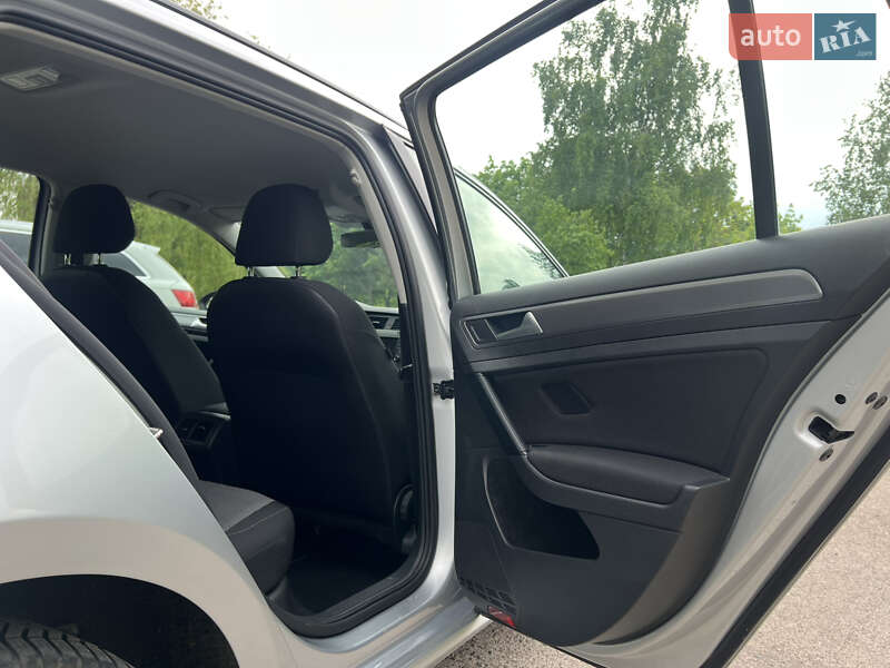 Универсал Volkswagen Golf 2017 в Ровно