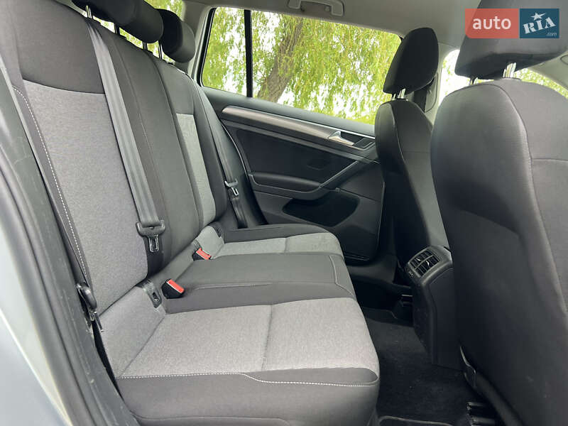 Универсал Volkswagen Golf 2017 в Ровно