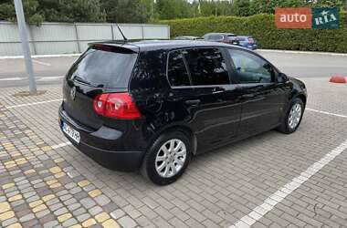 Хэтчбек Volkswagen Golf 2005 в 