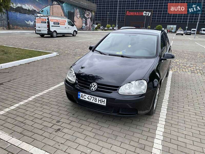 Хэтчбек Volkswagen Golf 2005 в Луцке