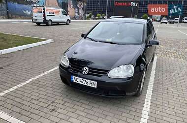 Хэтчбек Volkswagen Golf 2005 в 