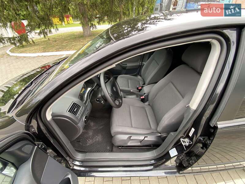 Хэтчбек Volkswagen Golf 2005 в Луцке