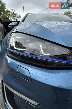 Хетчбек Volkswagen Golf 2016 в 