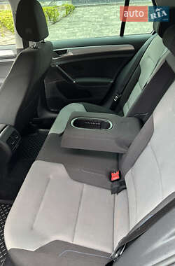 Хетчбек Volkswagen Golf 2016 в 