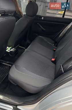 Хэтчбек Volkswagen Golf 2001 в 