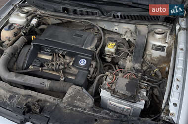 Хэтчбек Volkswagen Golf 2001 в 