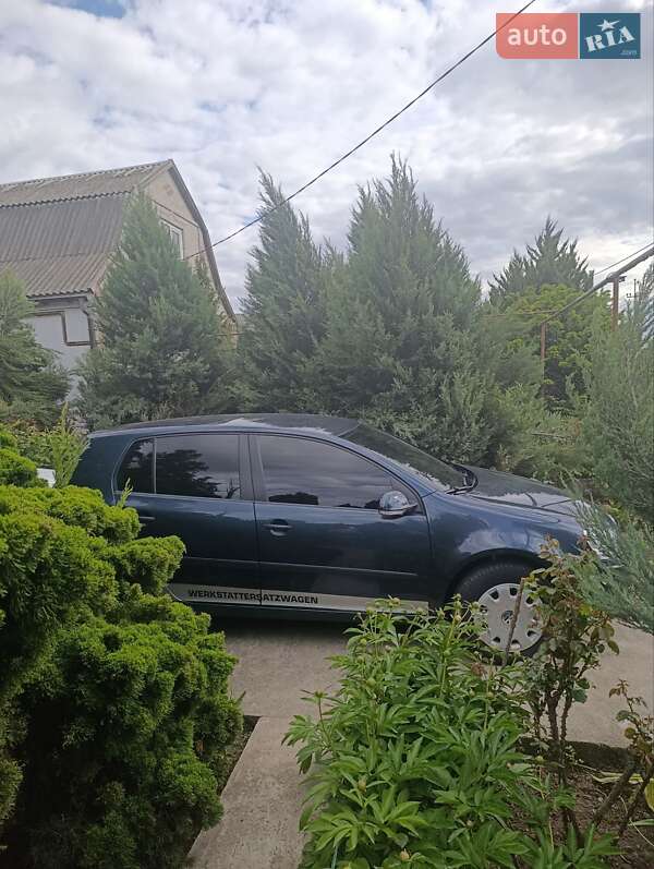 Хетчбек Volkswagen Golf 2004 в Запоріжжі