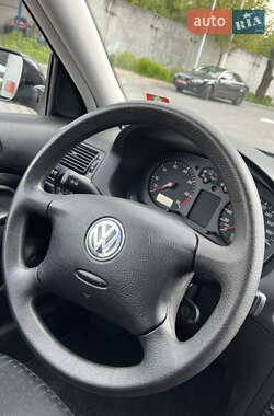 Хетчбек Volkswagen Golf 2002 в 