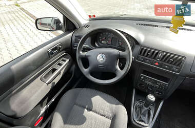 Хетчбек Volkswagen Golf 2002 в 