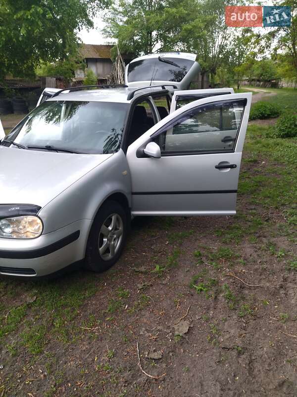 Универсал Volkswagen Golf 2000 в Добросине
