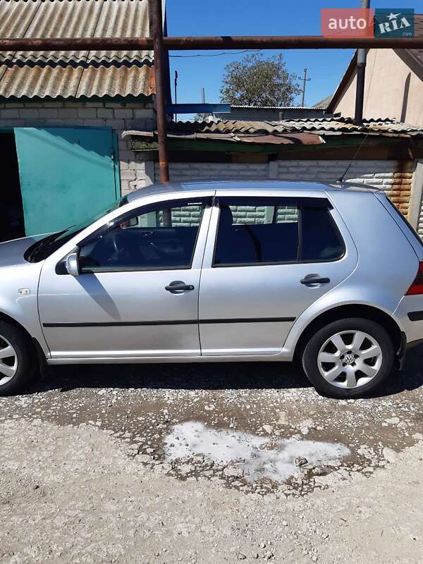 Хэтчбек Volkswagen Golf 2002 в Днепре
