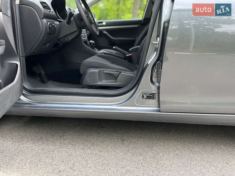 Универсал Volkswagen Golf 2011 в Буче