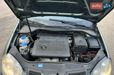 Хэтчбек Volkswagen Golf 2004 в 