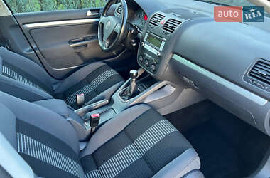 Хэтчбек Volkswagen Golf 2008 в 