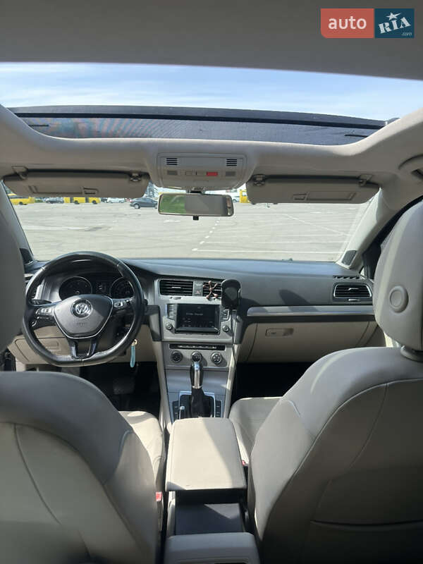 Хэтчбек Volkswagen Golf 2014 в Киеве