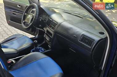 Хэтчбек Volkswagen Golf 2000 в 