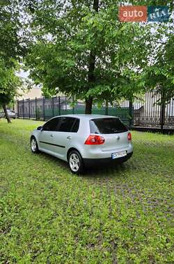 Хэтчбек Volkswagen Golf 2005 в 