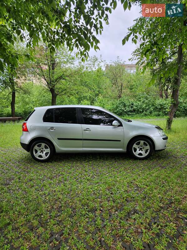 Хетчбек Volkswagen Golf 2005 в Харкові