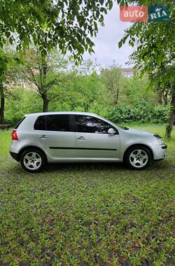 Хэтчбек Volkswagen Golf 2005 в 