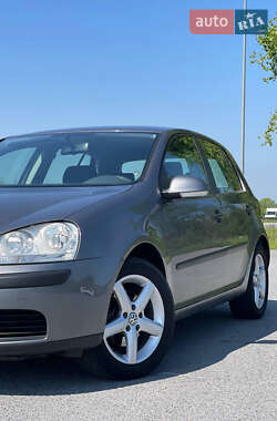 Хэтчбек Volkswagen Golf 2005 в 