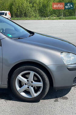 Хэтчбек Volkswagen Golf 2005 в 