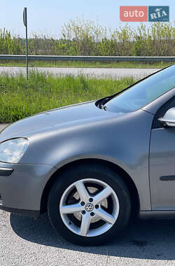 Хэтчбек Volkswagen Golf 2005 в 