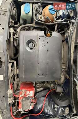 Хетчбек Volkswagen Golf 2001 в 