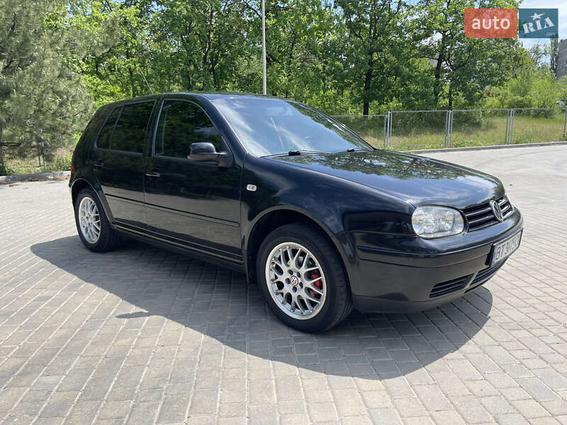 Хэтчбек Volkswagen Golf 2001 в 