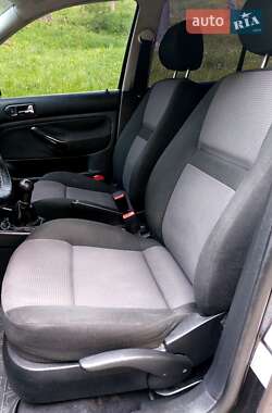 Хетчбек Volkswagen Golf 2001 в 