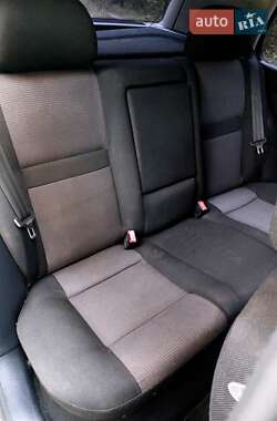 Хетчбек Volkswagen Golf 2001 в 