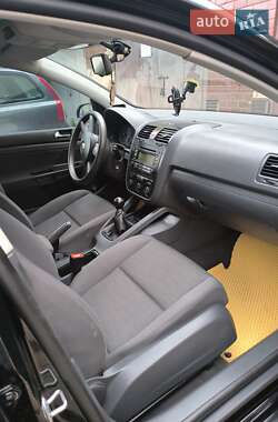 Хэтчбек Volkswagen Golf 2005 в 