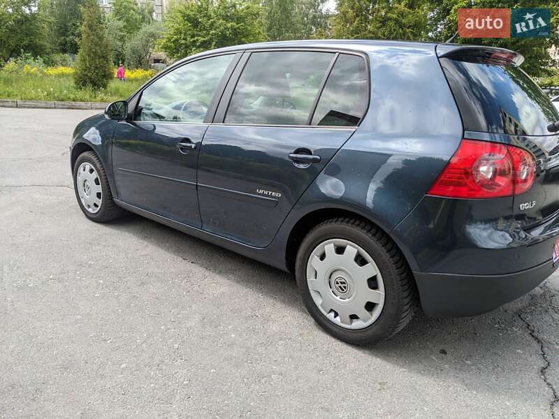 Хетчбек Volkswagen Golf 2008 в Звягелі