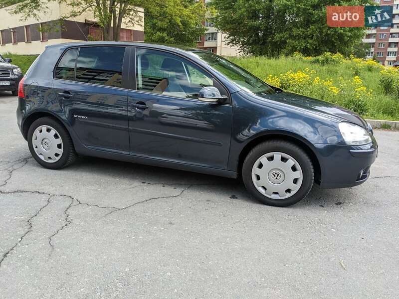 Хетчбек Volkswagen Golf 2008 в Звягелі