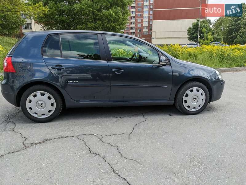 Хетчбек Volkswagen Golf 2008 в Звягелі
