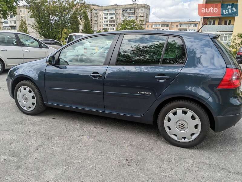 Хетчбек Volkswagen Golf 2008 в Звягелі