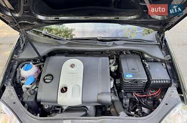 Хетчбек Volkswagen Golf 2005 в 