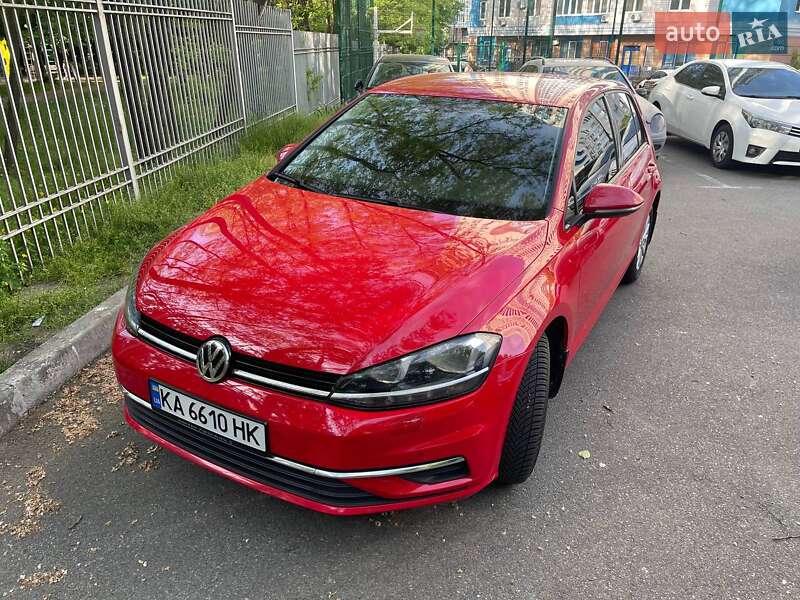 Хетчбек Volkswagen Golf 2017 в 
