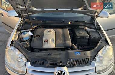 Хэтчбек Volkswagen Golf 2004 в 