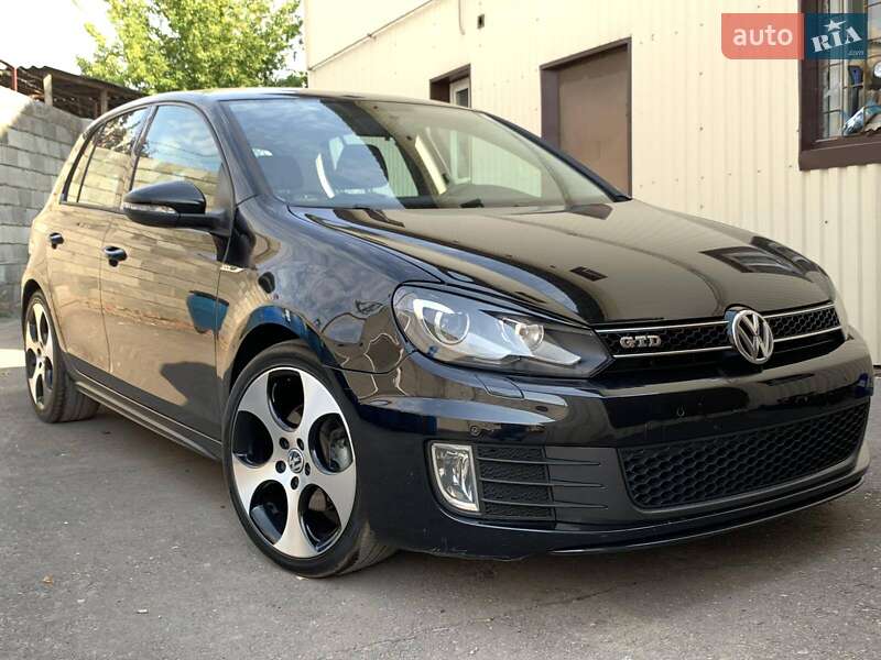 Хэтчбек Volkswagen Golf 2011 в 