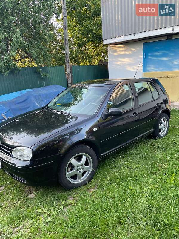 Хэтчбек Volkswagen Golf 2002 в 