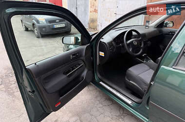 Хэтчбек Volkswagen Golf 2003 в 