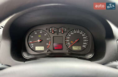 Хэтчбек Volkswagen Golf 2003 в 