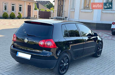 Хэтчбек Volkswagen Golf 2005 в 