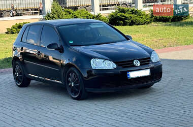 Хэтчбек Volkswagen Golf 2005 в 