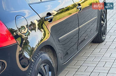 Хэтчбек Volkswagen Golf 2005 в 