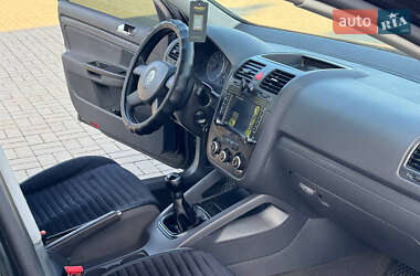 Хэтчбек Volkswagen Golf 2005 в 