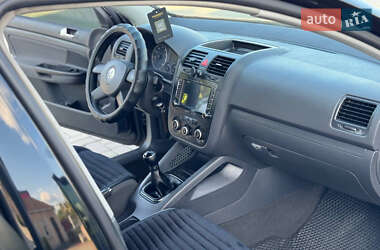 Хэтчбек Volkswagen Golf 2005 в 