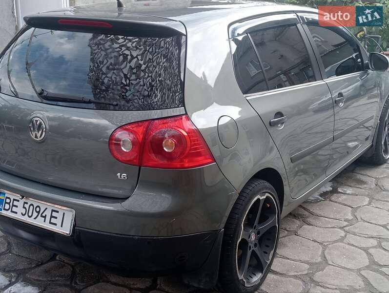 Хетчбек Volkswagen Golf 2005 в Миколаєві
