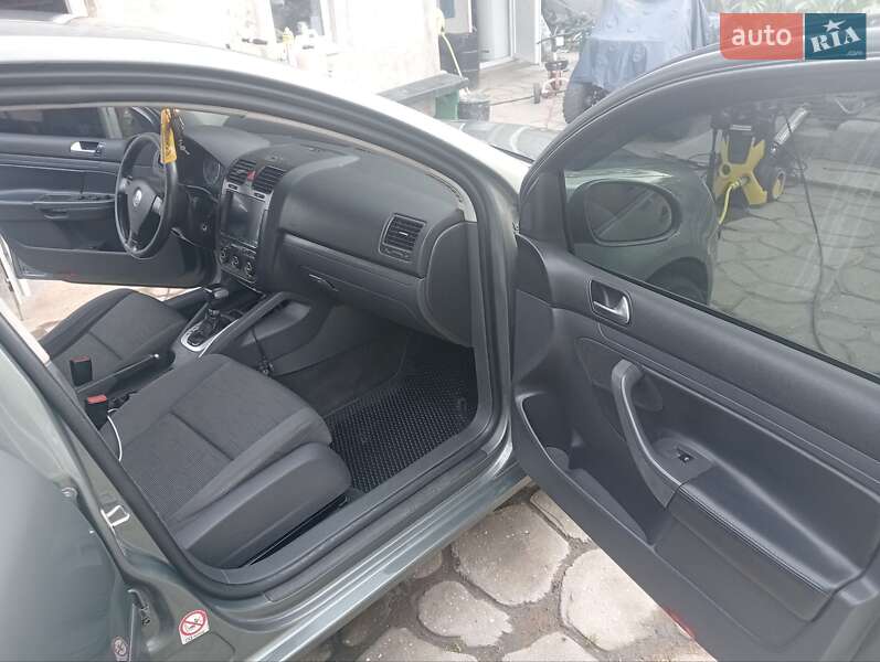 Хетчбек Volkswagen Golf 2005 в Миколаєві